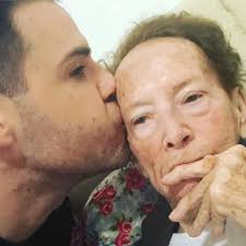 Avós e mães deveriam ser eternas. Minha avó foi muito amada todos esses  anos. 💔🙏🏻😥