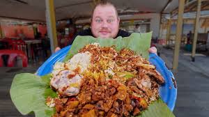 Daun pisang yang terkena hangatnya nasi putih pun menyebarkan aroma harum yang menggugah selera. Nasi Ambeng Warisan Jawa Selangor Mat Salleh Cari Makan Youtube