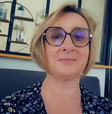 Kamel Ouali défie Lénie sur le parquet de "Danse avec les stars". La jeune  chanteuse a répondu avec une performance éblouissante. 🌟 ➡️  https://l.chartsinfrance.net/03