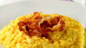 Rosolate la cipolla tritata nel burro. Risotto Al Melone E Pancetta