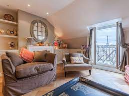 This Tastefully Decorated 70 Square Meters 2 Bedroom Apartment Is Located On Rue De Bourgogne In The 7th Arrondissement On The House Rental Home Deco Home