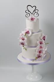 Florale 3 Stockige Hochzeitstorte Mit Buchstaben Herz Von Minh Cakes Zurich Hochzeitstorte Kuchen Ideen Hochzeitstorte Ideen