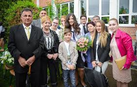 Demcsák zsuzsa gáspár zsolti flörtöl ázsia expressz. Gaspar Gyozo Elment A Mama Szetesett A Csalad Blikk Ruzs