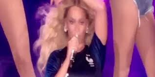 Beyoncé, reine du stade de france le 21 juillet 2016 crédit : Au Stade De France Jay Z Et Beyonce En Maillot Des Bleus