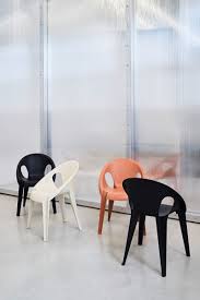Im Gesprach Konstantin Grcic Uber Den Bell Chair Fur Magis In 2020 Nachhaltiges Design Plastikstuhle Architektur Und Wohnen