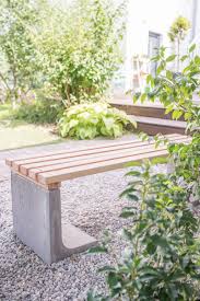 Diy Gartenbank Mit Beton Und Holz Als Gunstige Low Budget Deko Fur Den Garten Beton Diy Gartenbank Holz Le In 2020 Garden Bench Diy Diy Garden Projects Diy Garden