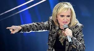 Difficile riassumere in breve un'artista con più di 50 anni di carriera, 27 album pubblicati e oltre cinquanta milioni di dischi venduti in tutto il mondo, con record come la pubblicazione di album incisi in sette lingue diverse e l'entrata in classifica in gran bretagna. Video Della Canzone Di Rita Pavone A Sanremo 2020 Niente Resilienza 74