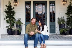 Chip And Joanna Help A Couple Who Have Lived For Years In Pakistan Transform A Vintage Farmhouse Outs Chip And Joanna Gaines Joanna Gaines Design Joanna Gaines