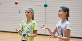 Wenn zwei das seil schwingen und ein drittes kind läuft hindurch, ohne das seil zu berühren. 7 Einfache Koordinationsspiele Fur Kinder Kubler Sport Magazin