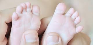 Les boutons ne grattent pas en général et ne sont pas douloureux. Maladie Pied Main Bouche Ou Infection A Coxsackie Bebe A Bord