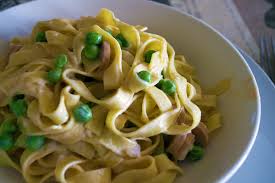 Lavorate la panna con il tuorlo, unite i würstel e aggiustate di sale e pepe macinato al momento. Pasta Panna E Piselli Ricetta Vegan Il Cucchiaio Verde