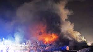 Jul 13, 2021 · nachrichten aus bayern ermittler suchen ursache nach explosion mit vier verletzten in garching in garching bei münchen hat es am montag eine explosion mit vier verletzten menschen gegeben. Munchen Garching Grossbrand Katwarn Loste Aus Feuer Breitete Sich Rasend Schnell Aus Munchen Landkreis