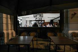 Les bars et les restaurants ont besoin du soutien de l'etat qui doit compenser totalement leur perte d'exploitation, a également tweeté le président du medef onze autre métropoles, dont paris, ont été placées en zone d'alerte renforcée, ce qui implique notamment la fermeture des bars à partir de 22. Couvre Feu Fermeture Des Bars Et Restaurants Face Au Coronavirus Le Courage Du Desespoir Le Soir Plus