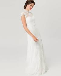 Vorsichtig zieht monika hoede den hellgrauen karton aus dem regal. Brautkleid Aus Spitze Mit Stehkragen Cremeweiss Ivy Oak De