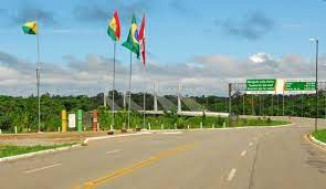 .de ingresar a perú desde brasil por un puente fronterizo en la amazonía, custodiado peruana de madre de dios, 1.000 km al este de lima, en la zona de la triple frontera entre brasil, perú y bolivia. Triple Frontera Brasil Peru Bolivia Most Beautiful Pictures Beautiful Pictures Border