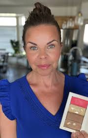 Makeup routine with 4 tins and hazel highlighter