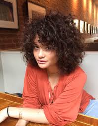 Coupe de cheveux court femme 50 ans. 10 Idees De Coiffures Pour Les Cheveux Frises Veronique Cloutier