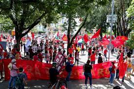 A manifestação ocorreu por meio de uma articulação de vários coletivos de oposição ao governo, que também faz parte do movimento #stopbolsonaro, que reúne protestos. Cku Zn9qextj M