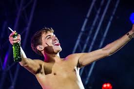 Donny shows his six pack and romee and baby mint relax in ibiza | show. Rapper Lil Kleine Betrokken Bij Mishandeling Beelden Mogelijk In Opsporing Verzocht Show Gelderlander Nl