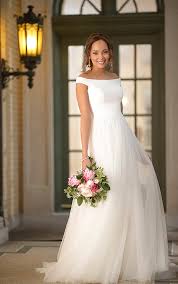 Hochzeitskleid schlicht günstig online kaufen. Schlichtes Und Modernes Brautkleid Im Stoffmix Stella York Wedding Dresses