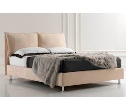 Il contenitore compatto, rialzato da terra, consente di passare con scope o aspirapolveri oltre che garantire una migiore aerazione del materasso e del vano. Letto Alto Con Contenitore