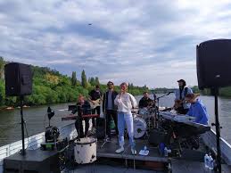 Futurum music bar, praha, czech republic. Bara Polakova Odstartovala Serii Koncertu Vzhuru Na Palubu Milym Vystoupenim Musicserver Cz
