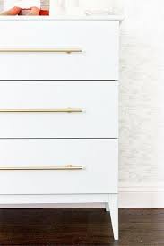 Ikea Hacks Ideen Weisse Kommode Goldfarbene Griffe Ikea Kommode Hack Ikea Diy Mobel Zum Selbermachen