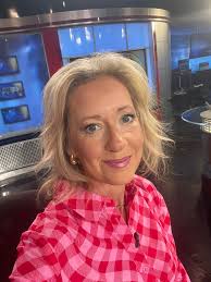 Good morning! Happy Thursday! Who ❤️s summer as much as I do???? See you  from 4 to 9am