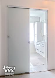Schiebetür glas | glastür | glasschiebetüren | glasschiebetür milchglas | zimmertür glas | glasschiebetür innen | glasschiebetür hersteller | hausbau | einrichtung #glasdoor #glasdoors #slidingdoors. Glasschiebetur Aus Satiniertem Diamant Glas Mit G Griff Und In Der Laufschiene Integrierter Dampfung Mit Soft Stop A Glasschiebetur Schiebetur Glas Schiebe Tur