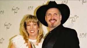 Country music star garth brooks' daughters are all grown up and chasing their own dreams. Garth Brooks Ex Wife Shares Her Side Of Their Story For The First Time In 2019 Documentary Classic Country Music