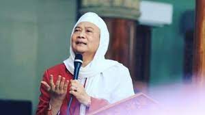 Di tenpat pengantenan aku kd nyaman mun kd membantu bantu apa ja yg kw aku gawi aku gawi drpd bediam disitu. Mengenal Lebih Dekat Abuya Uci Ulama Kharismatik Asal Cilongok