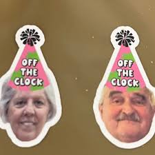 Do luggage tags need to be printed in color for cruise travel?