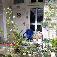 Simak beberapa desain taman depan rumah dari rumah.com berikut yang mungkin bisa anda jadikan referensi! 7 Inspirasi Menata Tanaman Pot Gantung Di Teras Depan Rumah Yang Rapi Dan Indah Homeshabby Com Design Home Plans Home Decorating And Interior Design