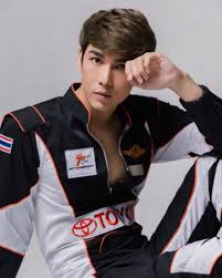 ศุภศิษฏ์ จงชีวีวัฒน์ เกิดเมื่อวันที่ 21 กุมภาพันธ์ 2534 เป็นบุตรคนโต มีน้องสาว 1 คน จบการศึกษาระดับมัธยมศึกษาจากโรงเรียนสาธิตแห่ง. à¸«à¸¥ à¸­à¸„à¸£à¸šà¹€à¸„à¸£ à¸­à¸‡ à¸¡ à¸§ à¸¨ à¸ à¸¨ à¸©à¸ à¸žà¸£à¸°à¹€à¸­à¸à¸‹ à¸£ à¸ª Tharntype The Series Kazz Magazine