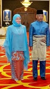 👉 design kurung moden 👉 cutting terletak kemas 👉 kain sejuk & tidak panas 👉 material. Inspirasi Raja Permaisuri Agong Zara Zaza Collection Facebook