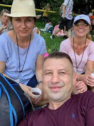 Jego żona kupiła mu drugi, taki sam samochód. Tomasz Adamek Z Zona Na Pielgrzymce