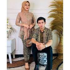Tidak melulu harus mengenakan dress, kala pergi ke pernikahan teman atau kerabat kamu juga bisa mengenakan long sleeve midi dress dan celana ala mega iskanti ini. Kebaya Lamaran Harga Terbaik Batik Pakaian Wanita Agustus 2021 Shopee Indonesia