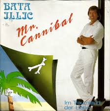 Terwijl er een vrolijk en aanstekelijk liedje speelt, draait monsieur cannibale zijn gasten rond in enorme kookpotten. Bata Illic Mr Cannibal Austriancharts At