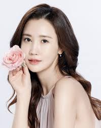 Đi thi đoạt giải Hoa hậu, mỹ nhân này vẫn chi tiền sửa sang, mỗi năm mang  một gương mặt