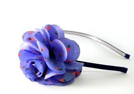 Serre Tete Morgane Rouge Ce Petit Serre Tete Est Recouvert De Satin Bleu Et Porte Une Jolie Fleur En Tissu Imprime Fleuri Roug Serre Tete Fleurs En Tissu Bleu