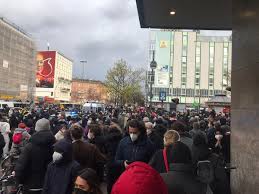 Leitet die info weiter, bringt eure freunde & bekannten! Rbb 24 On Twitter Am Hermannplatz In Berlin Sammeln Sich Aktuell Hunderte Menschen Um Gegen Die Entscheidung Zum Mietendeckel Zu Demonstrieren Https T Co Yqhcqb3zqm