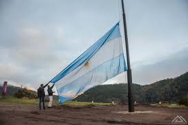 Historia, frases y lo nunca contado de la bandera argentina y su día que se celebra y conmemora por todos los argentinos. Una Gran Bandera Argentina Flamea A Orillas Del Lago Lacar Actualidad Noticiasnqn Ultimas Noticias De Neuquen