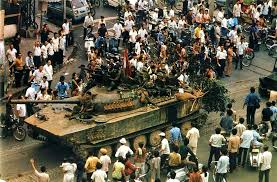 With the united states evacuating its embassy staff and its other establishments from kabul as the taliban gains control, one viral image has revived memories of the fall of saigon, vietnam in 1975. 75 Color Photographs That Capture The Fall Of Saigon In April 1975 Vintage Everyday