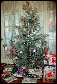 1950 S Christmas Tree We Did This Also In The 70 S That Darn Tinsel Had To Bab Vintage Christmas Tree Vintage Christmas Tree Decorations Vintage Christmas