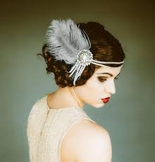Glamourosen Haarschmuck Mit Federn Und Perlen Aufsetzen 20er Jahre Frisur Gatsby Frisuren Haarteile