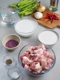 Add in the pork and continue to stir cook for 5 to 10 minutes. Bicol Express Recipe Creamy And Spicy Kawaling Pinoy