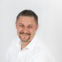 100+ perfiles de «Adric»