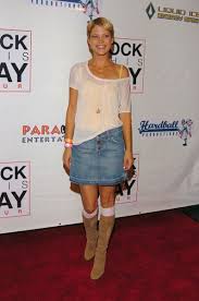 3136 results found, page 1 from 126 for 'nicki aycox animals'. Picture Of Nicki Aycox