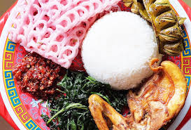 Di restoran atau rumah tangga tertentu lazim menggunakan tangan untuk makan, seperti restoran boga bahari, restoran tradisional sunda dan padang, atau warung tenda pecel lele dan ayam goreng khas jawa timur. 5 Tempat Cari Masakan Sunda Paling Enak Di Bandung