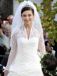 Maybe you would like to learn more about one of these? Das Brautkleid Von Kate Middleton Gab Es Schon Einmal